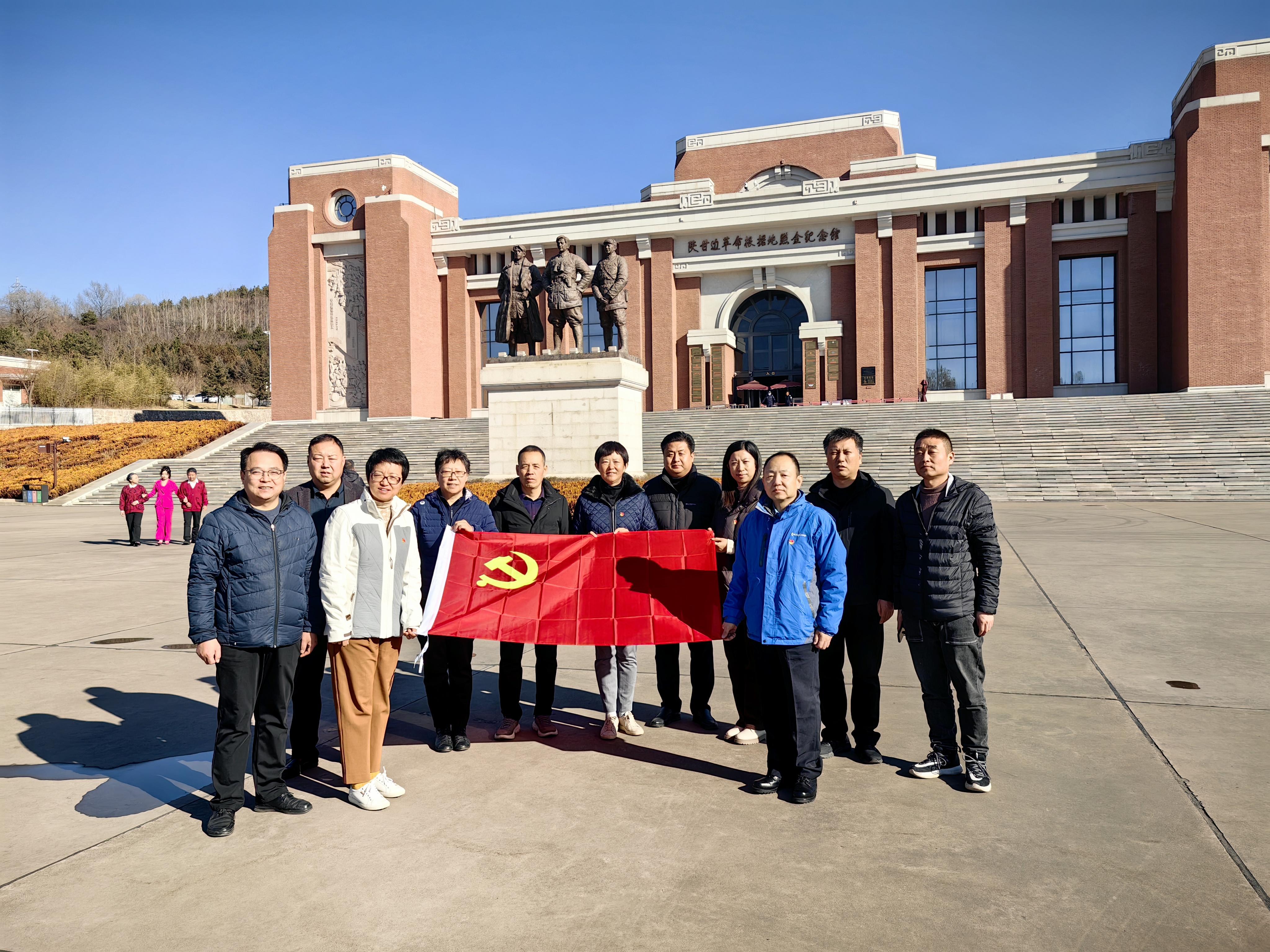 牛震云在耀州中学以《教学工作中的大思政实践》为题,为北京市八一