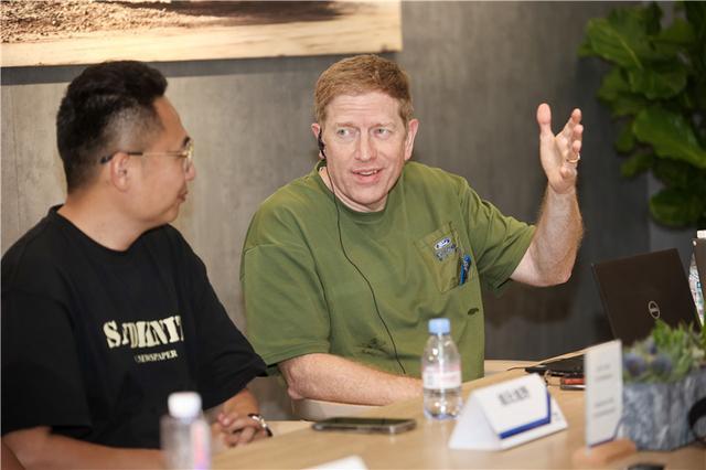 江铃股份产品研发副总Eric Hermann先生(右)