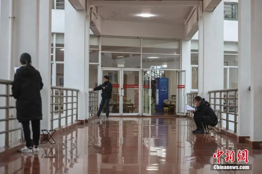 资料图:几位考研学生在南昌大学教学楼的天桥上复习备考。刘力鑫 摄