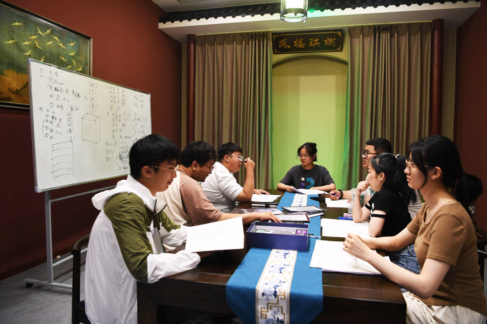 在位于开封的国家文化出口基地&middot;双创园，剧本演绎体验中心的工作人员在测本（2023年6月20日摄）。新华社记者 张浩然 摄