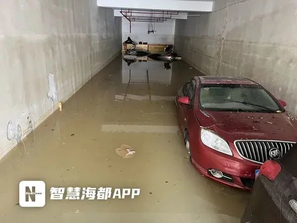 车辆泡在水中