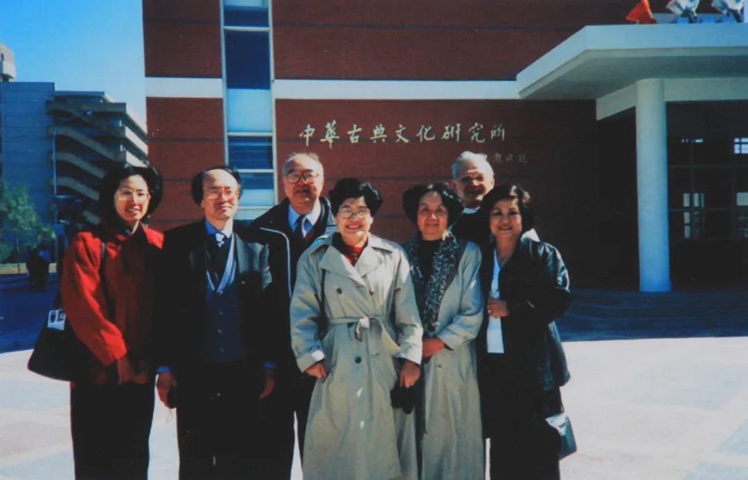 1999年,南开大学中华古典文化研究所大楼落成(右三为叶嘉莹)