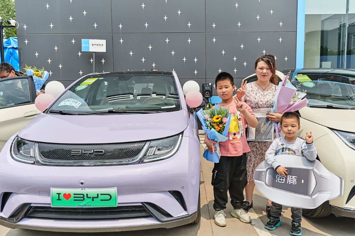 新出行助力新生活,上海华帆书豪“海豚百车交付”顺利落幕!