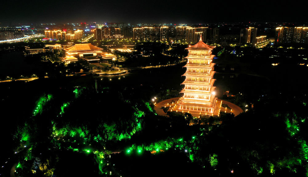 位于西安浐灞生态区的长安塔（5月1日摄，无人机照片）。