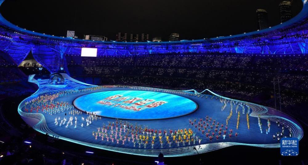 ▲杭州亚运会开幕式前的暖场表演。图片来源/新华社