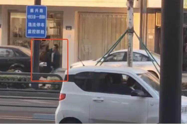 浙江女律师被对方当事人锤击头部。图片来源/视频截图