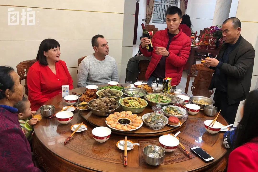 岳父岳母（左二三）来中国赶上疫情，我爸和我哥陪他们在家喝酒。