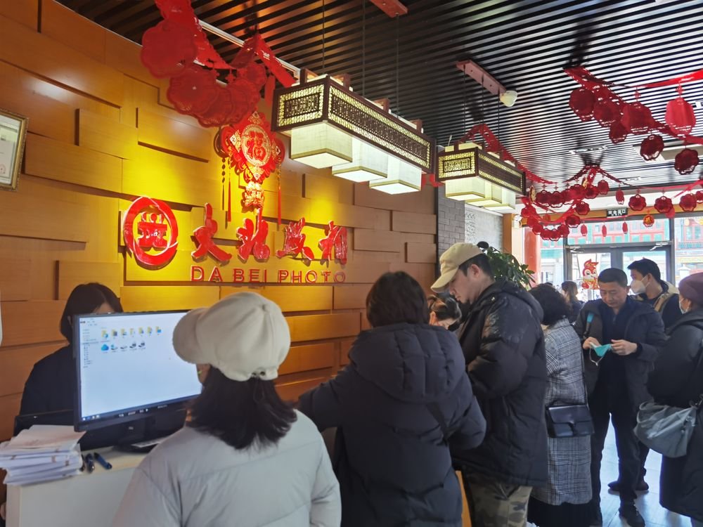 1月31日，大北照相（北京前门大街店）顾客络绎不绝。新华社记者 谢希瑶 摄