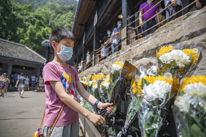 ↑在重庆渣滓洞看守所旧址景区，游客为烈士献花（2021年5月1日摄）。新华社记者 黄伟 摄