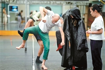 导演提姆·修普给演员做示范