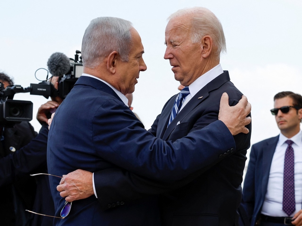 当地时间10月18日，以色列特拉维夫，巴以冲突持续，美国总统拜登抵达特拉维夫，以色列总理内塔尼亚胡现场迎接。图自IC Photo
