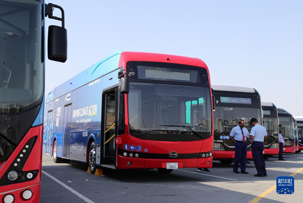 12月3日，中国比亚迪公司的电动巴士停靠在联合国气候变化迪拜大会的摆渡车停车场。新华社记者 王东震 摄