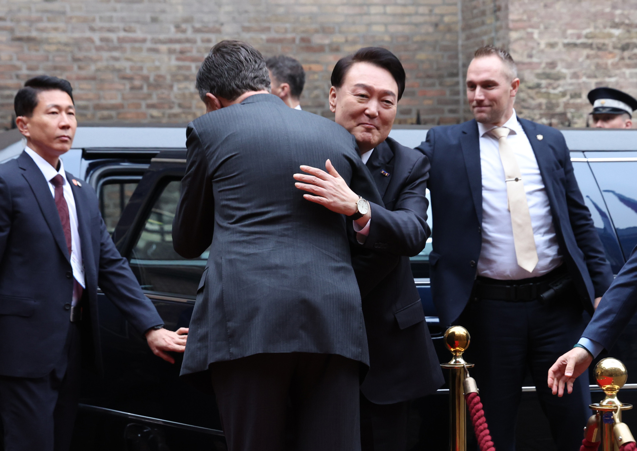 当地时间2023年12月13日，荷兰海牙，荷兰首相吕特会见到访的韩国总统尹锡悦，并举行联合新闻发布会。