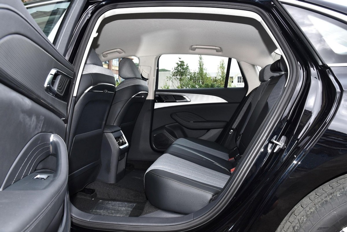 国货之光对比合资老将 全新红旗H5和丰田凯美瑞怎么选?