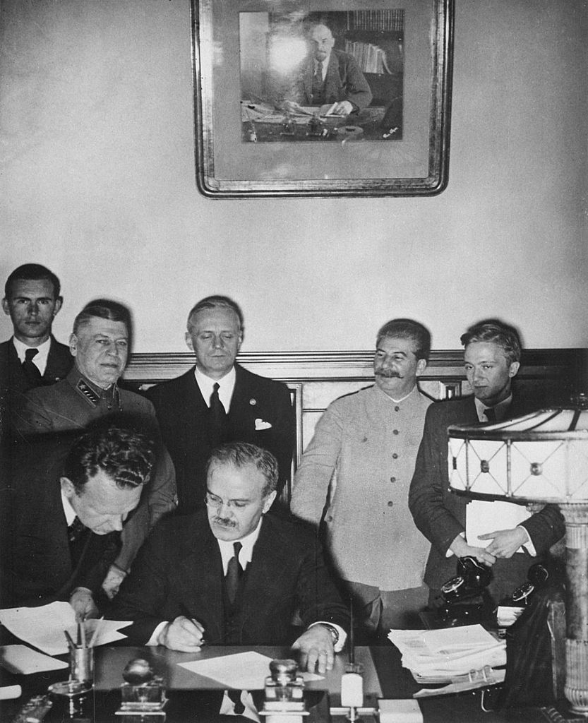 德国和苏联外长在1939年8月23日在莫斯科签定《苏德互不侵犯条约》ARC 540196, CC BY-SA 4.0 via Wikimedia