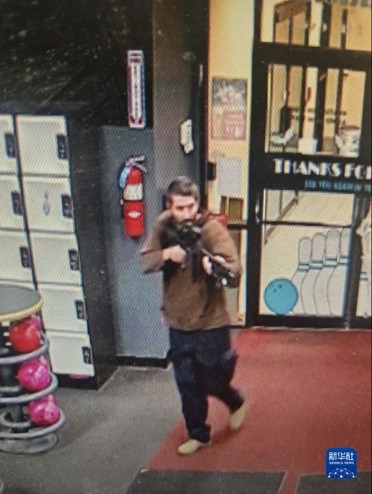 这是10月25日在美国缅因州路易斯顿拍摄的一名持枪男子（视频截图）。新华社/美联
