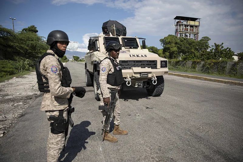 当地时间2022年11月7日，警察在海地太子港的一个燃料码头附近巡逻。
