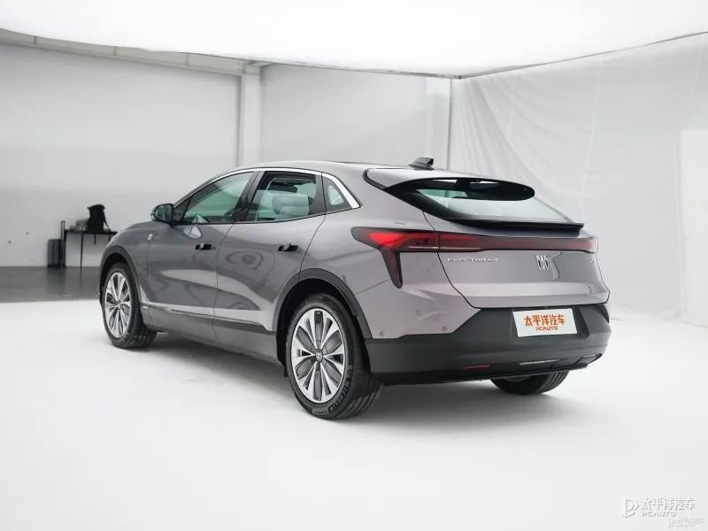 作为一款轿跑纯电suv,新车采用了溜背式设计,巨大的倾斜背脊非常吸睛