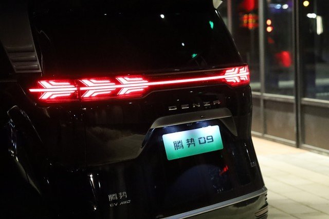 脚踢埃尔法拳打艾维亚,腾势D9 EV体验报告