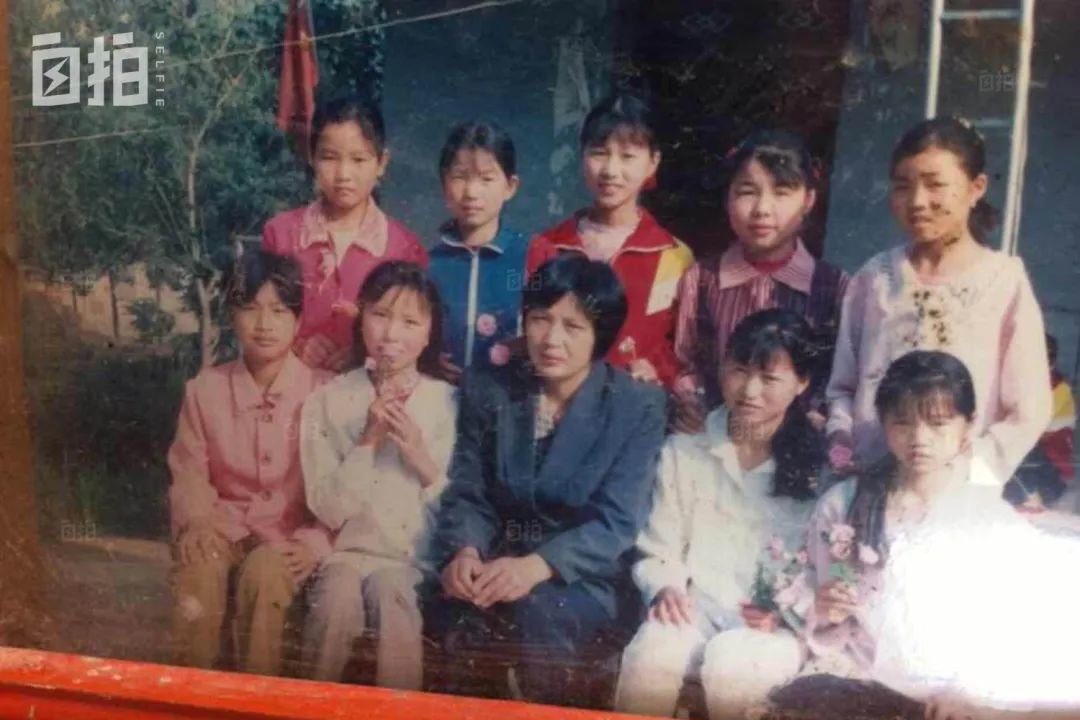 我(前排左二)的小学毕业照片,能看出来那时候的我已经非常爱美。