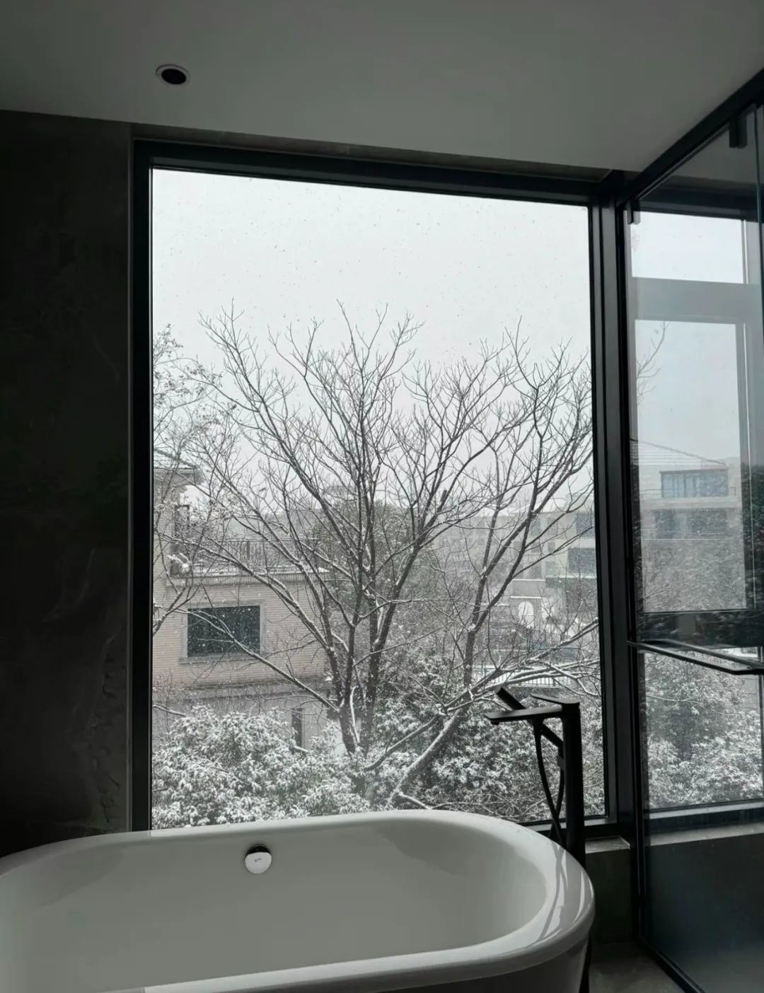 还记得《庆余年》里的小叶轻眉吗？18岁的她长这样…