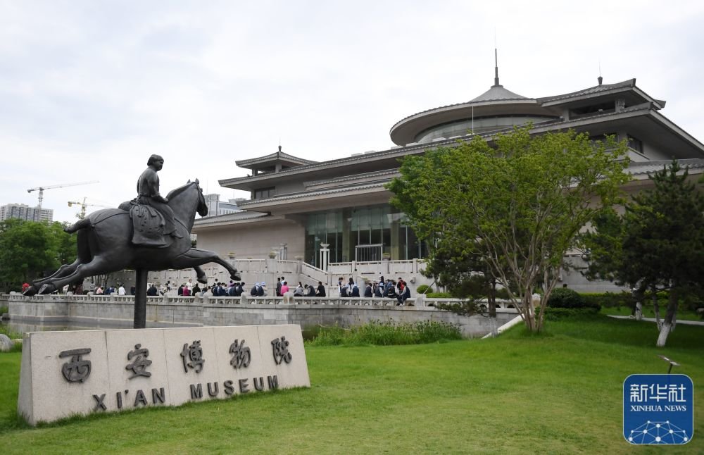 5月9日,遊客在西安碑林博物館內參觀遊覽.