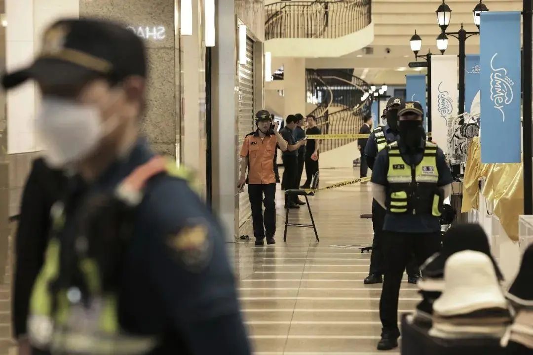 ◆8月3日，韩国京畿道城南市地铁书岘站附近发生无差别行凶案，警察封锁了现场。