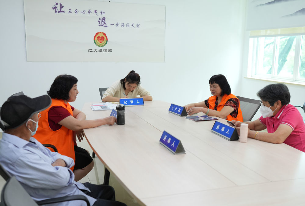 在浙江绍兴诸暨市暨阳街道江新社区“江大姐”调解室，两名调解员在为群众进行调解。这个调解工作室成员主要由女性组成，为周边居民调解邻里、家庭矛盾（2023年5月26日摄）。