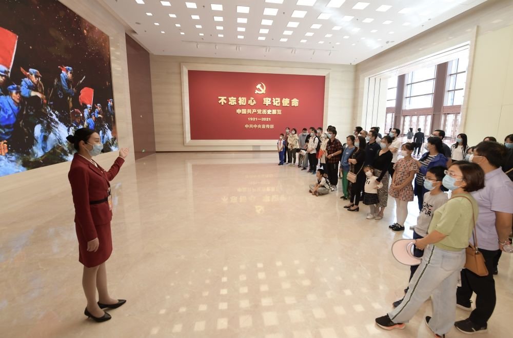 观众在中国共产党历史展览馆展厅聆听工作人员讲解（2021年10月1日摄）。新华社记者 李贺 摄