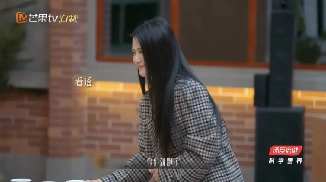 一句话都不说？以为她被孤立了…