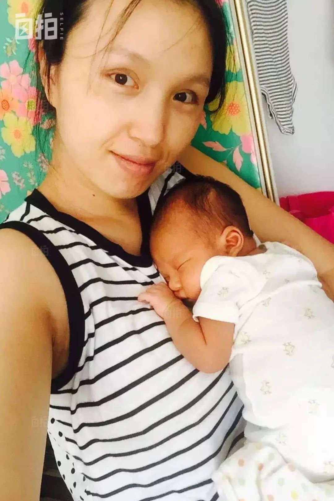 我抱着十几天大的儿子,他一出生,就变成了我在这个世界上最亲的人。