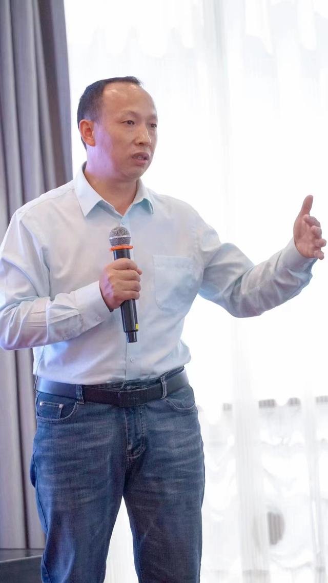 身家千万旅游公司老板被绑架到缅甸做诈骗,几经转手,暴瘦50斤;2022年最后一天称被保释,即将回家