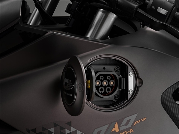 29999元 钱江旗下高性能电动仿赛摩托OAO Pro上市:能跑170km