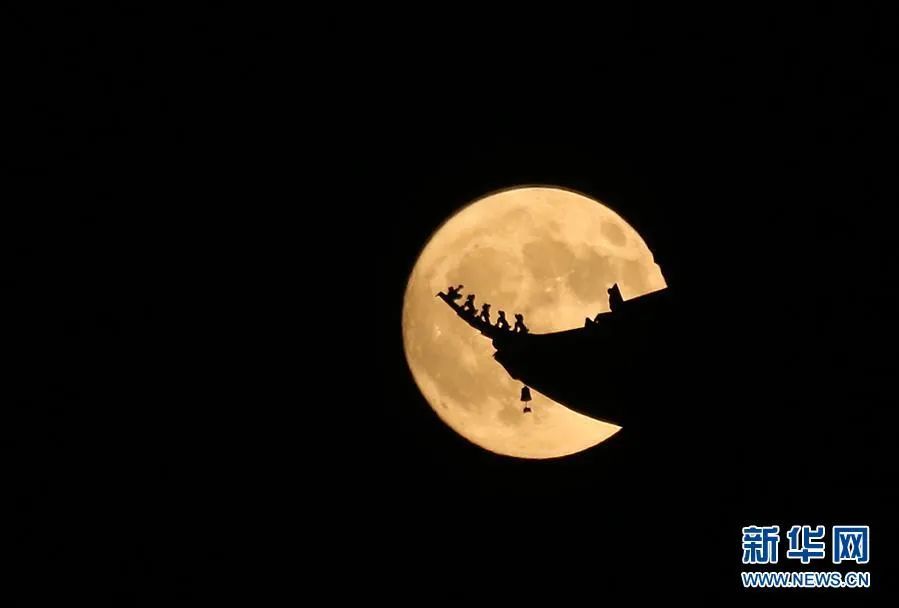2018年9月24日在江苏南通拍摄的圆月。当日是中秋节，人们共赏明月，庆祝佳节。新华社发（许丛军 摄）