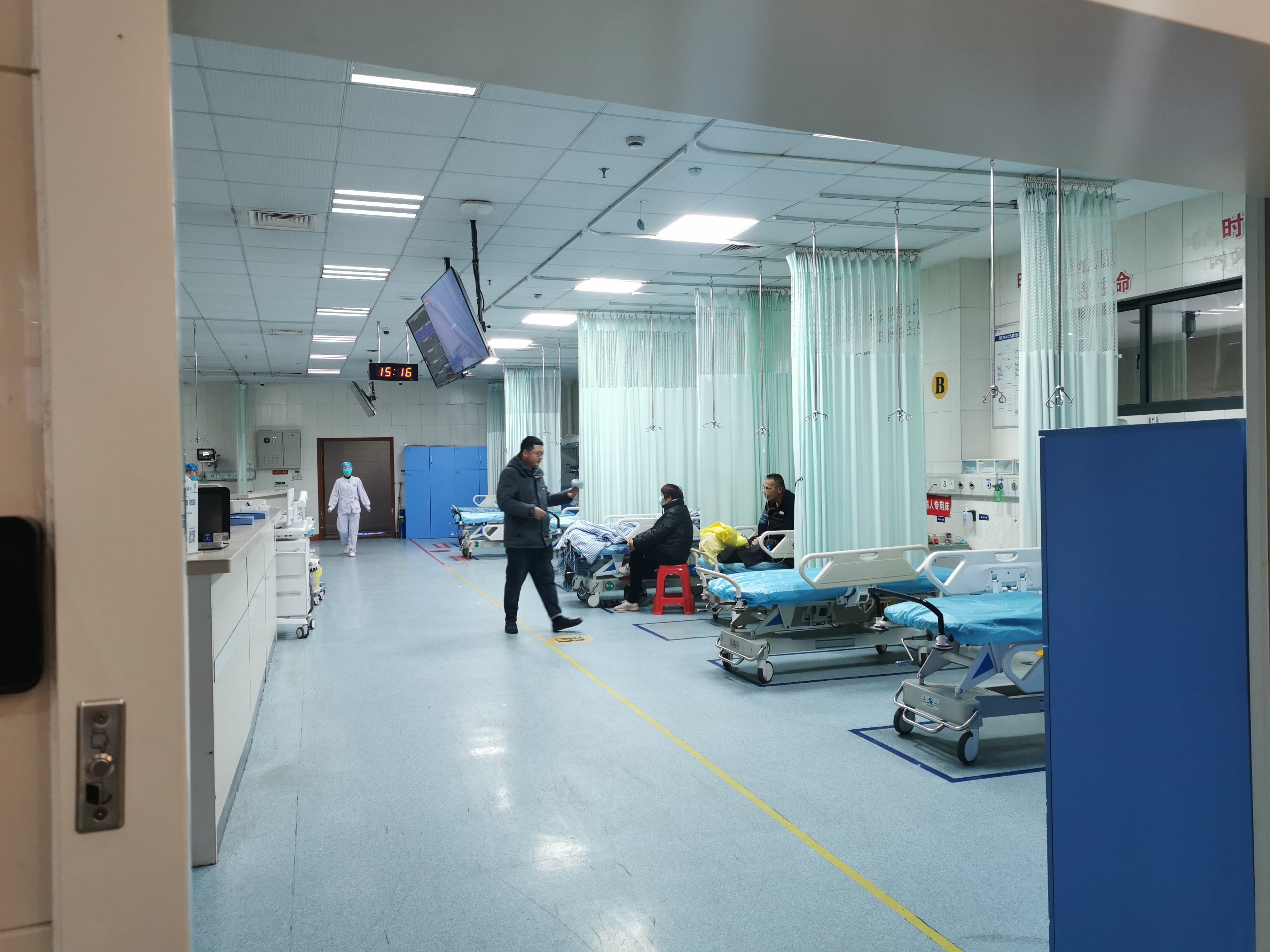 年初一的平湖市第一人民医院抢救室。