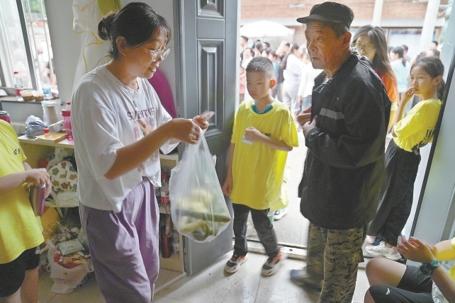 居民们拿出受灾期间弥足珍贵的新鲜瓜果，为滞留孩子们补充营养。王海欣 摄