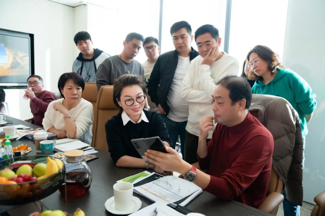 杨晓培在和团队进行交流探讨。