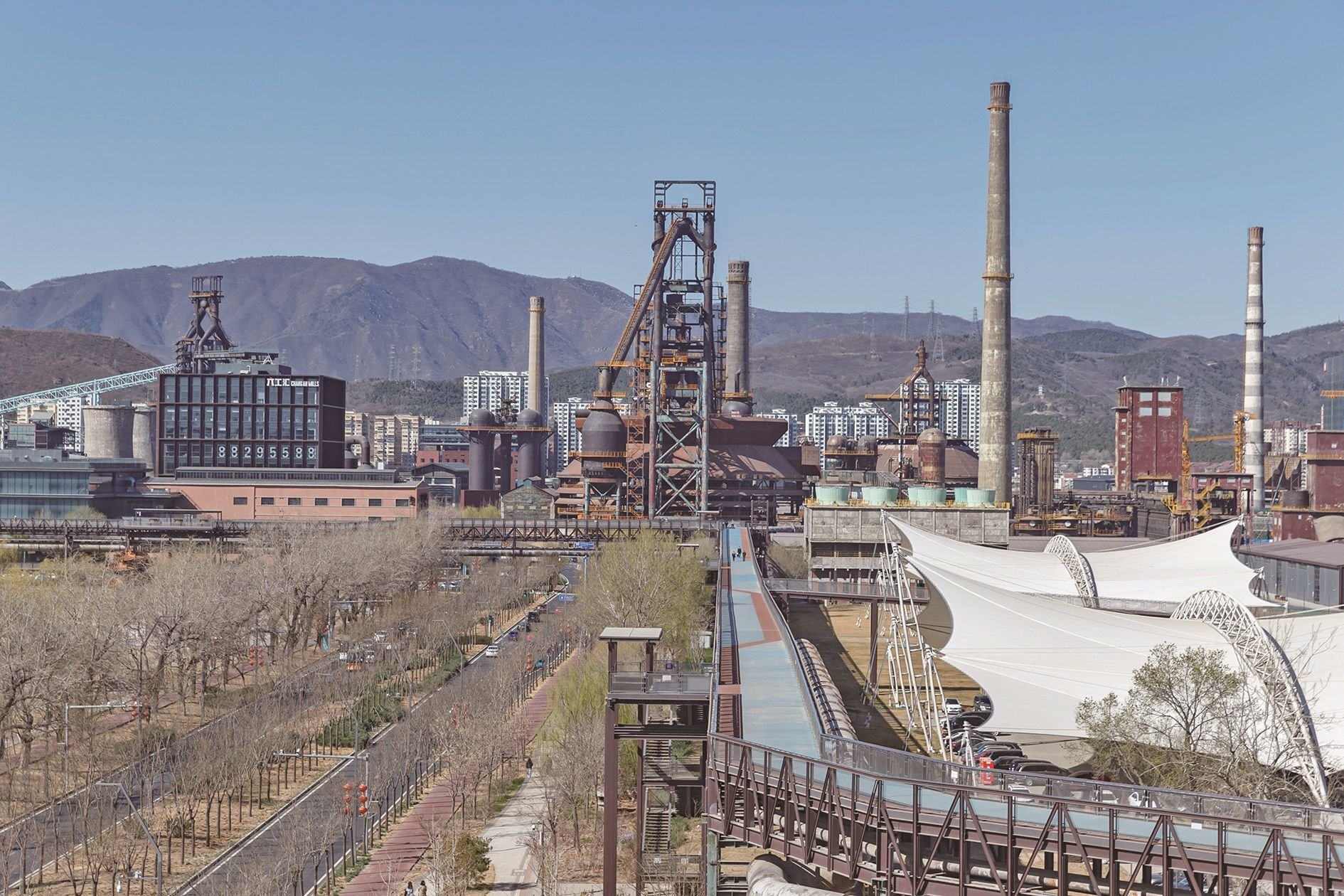 3月27日，首钢园，空中步道与四号高炉。新京报记者 郑新洽 摄