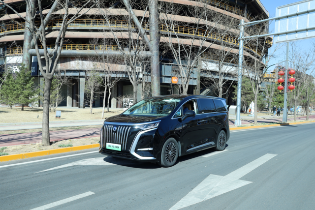 脚踢埃尔法拳打艾维亚,腾势D9 EV体验报告