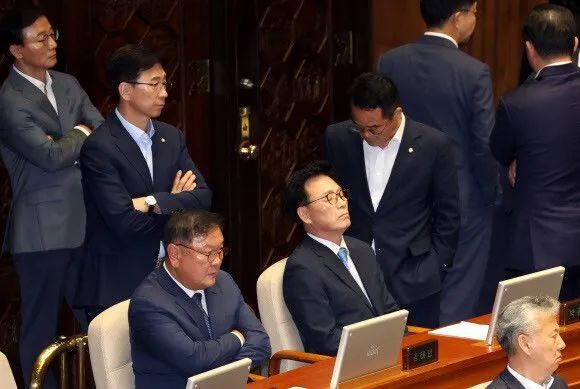 9月21日，国会全体会议表决通过李在明逮捕同意案后，共同民主党党鞭朴光温等人神情凝重