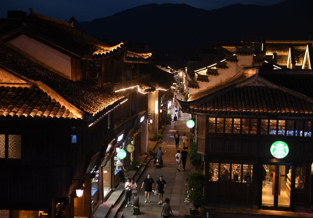 夜色中的台州府城紫阳街。