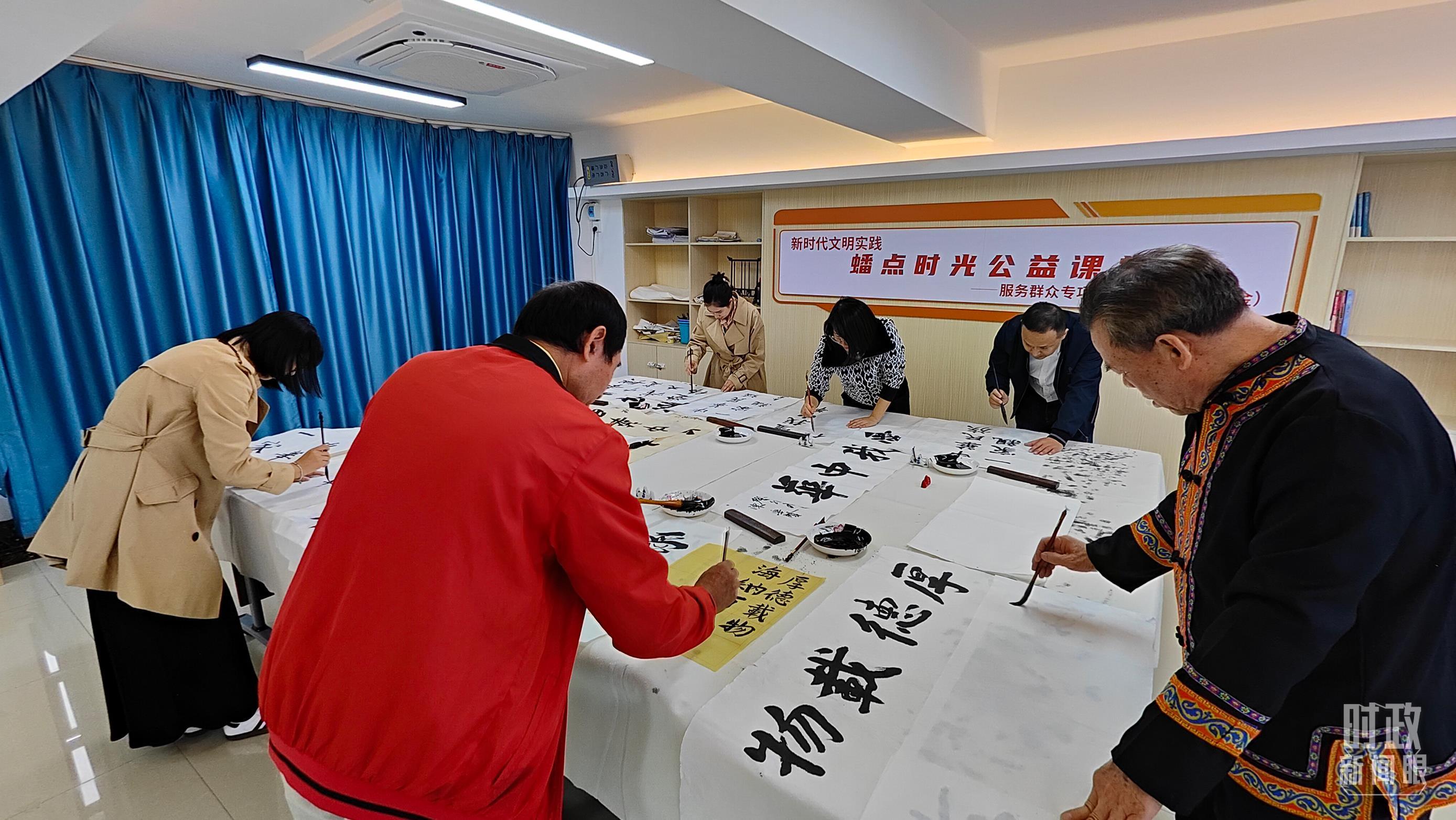 △蟠龙社区居民在练习书法。（总台央视记者杨立峰拍摄）