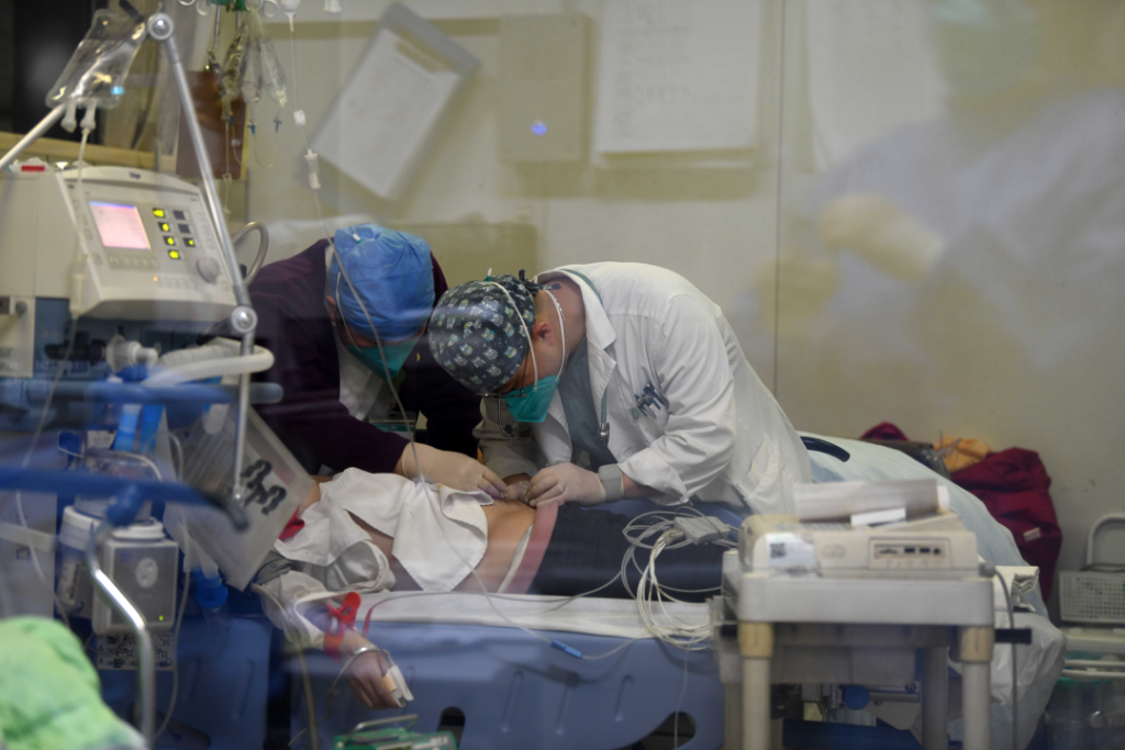 抢救室内,医生在全力挽救患者生命。