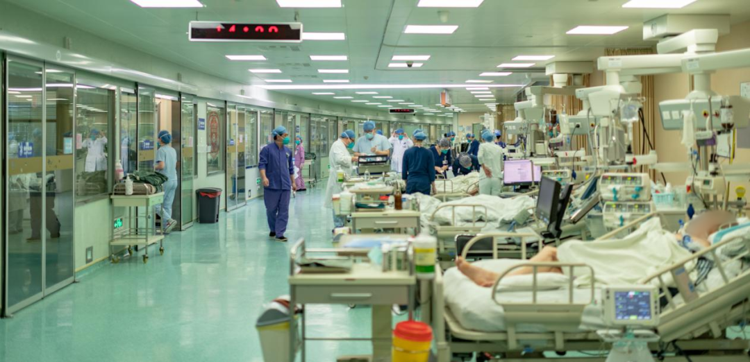 浙大二院综合ICU中一床难求/田栋梁 摄