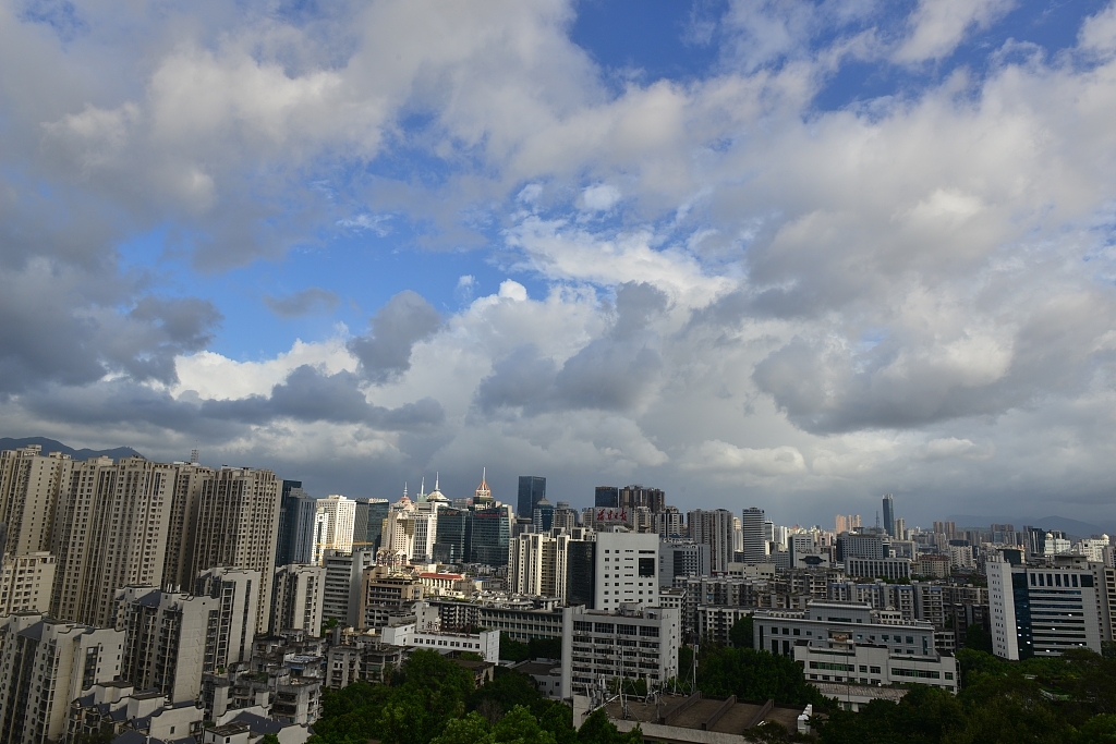 2023年7月26日,福州,台风“杜苏芮”逼近,城市上空乌云密布。视觉中国 图