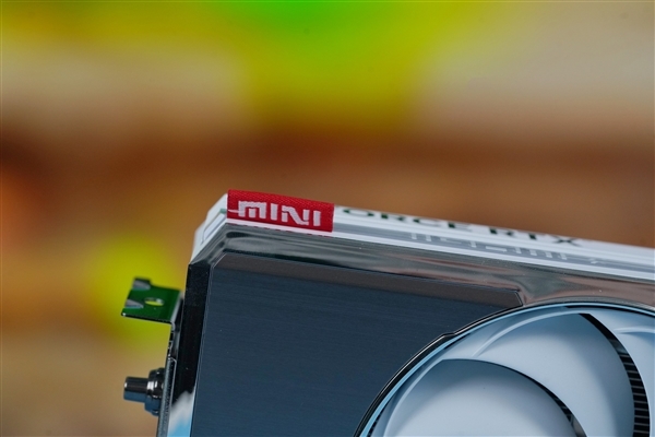 单风扇极简风!七彩虹iGame RTX 4060 Ti Mini OC 8GB显卡图赏