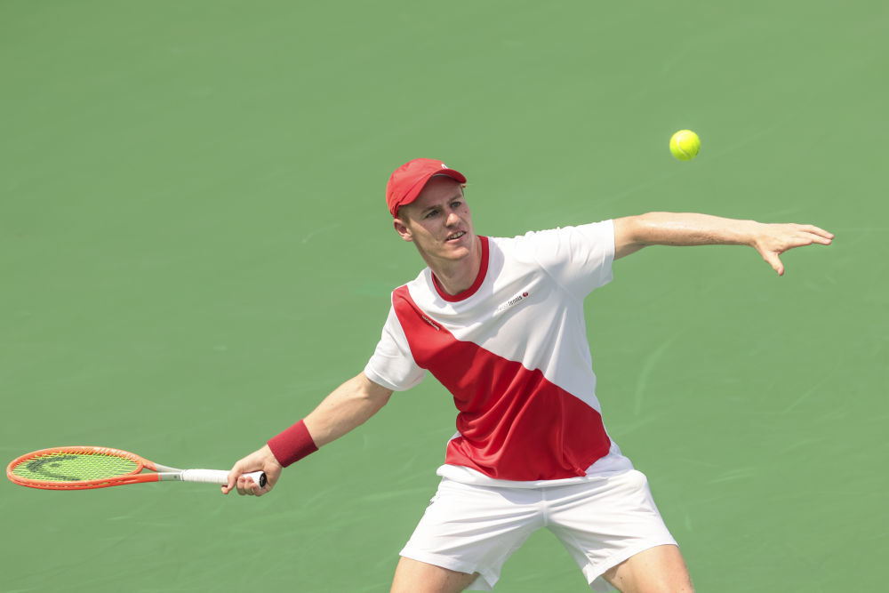 瑞士网球选手亨利·冯德舒伦贝格在男子单打第一轮比赛中。图片由大运会网上新闻中心提供