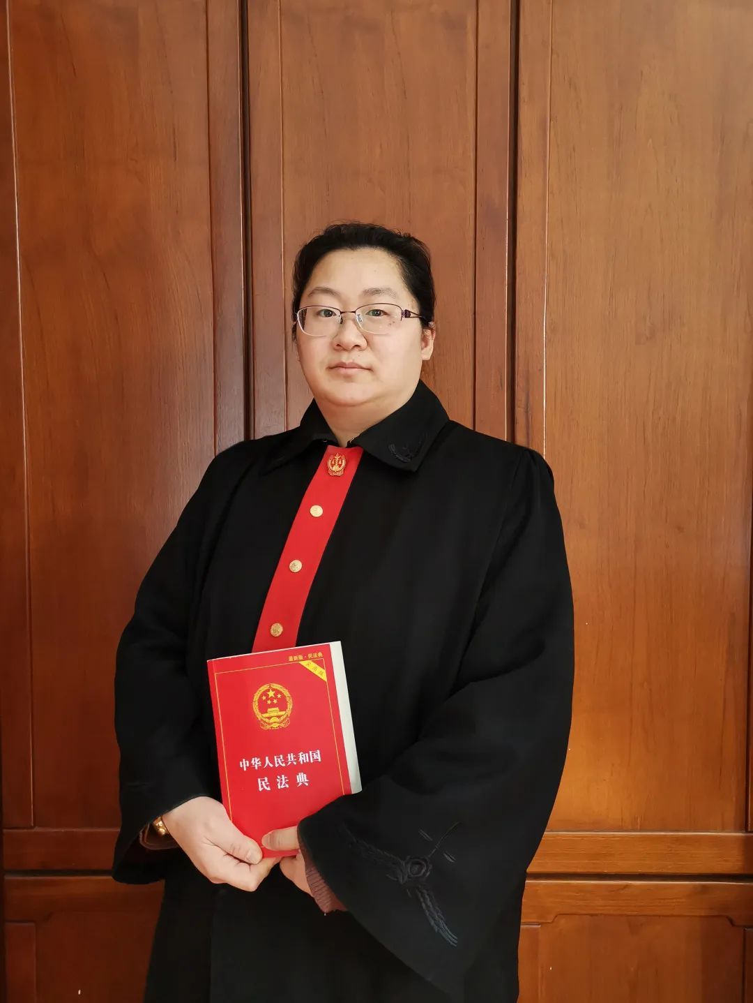 9岁儿童玩滑梯不慎跌落致十级残疾,物业、同伴是否有责?