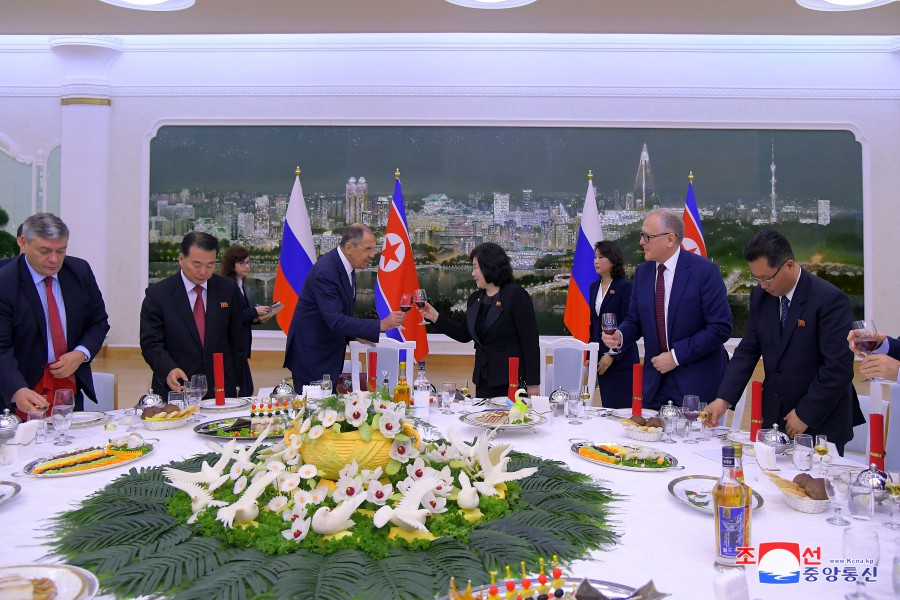 10月18日，朝鲜政府为俄罗斯外长拉夫罗夫举行招待晚宴，朝鲜外务相崔善姬出席（图：朝中社）