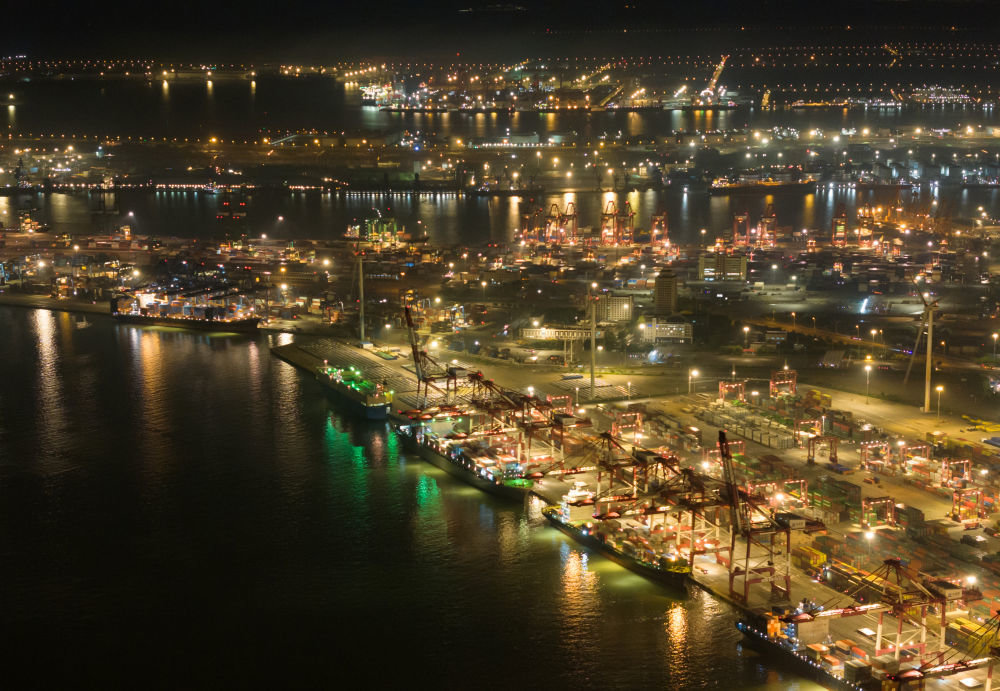 这是5月27日晚拍摄的天津港一景（无人机照片）。新华社发（韩喜龙 摄）